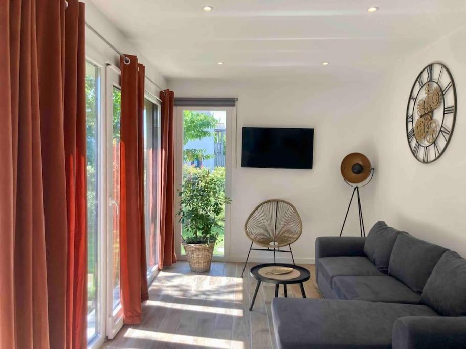 Maison Neuve A Deux Pas Du Mont * Beauvoir (Manche)